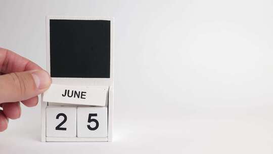 06.日期为6月25日的日历和设计师的地