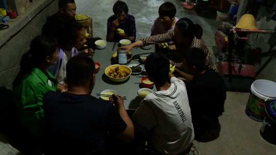 夜晚农民一家人围着桌子吃饭视频素材模板下载