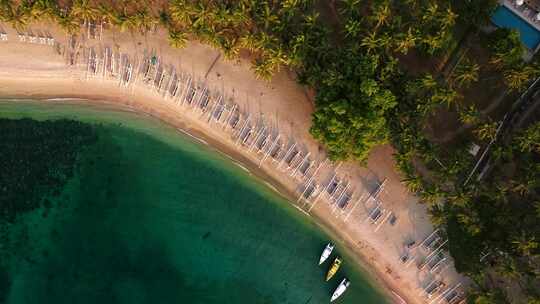 印度尼西亚龙目岛卡亚纳海滩的鸟瞰图。