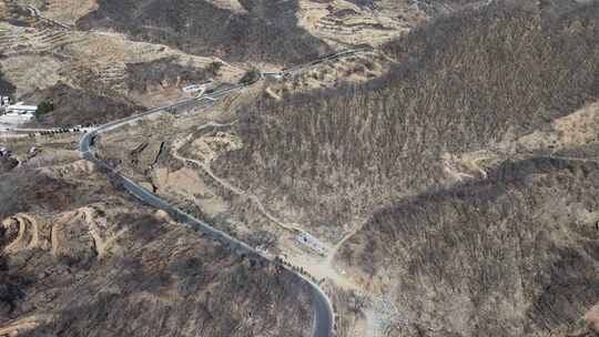 山间蜿蜒公路俯瞰景观