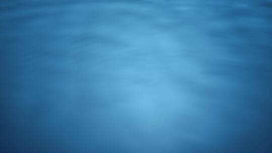 波光粼粼蓝色水面