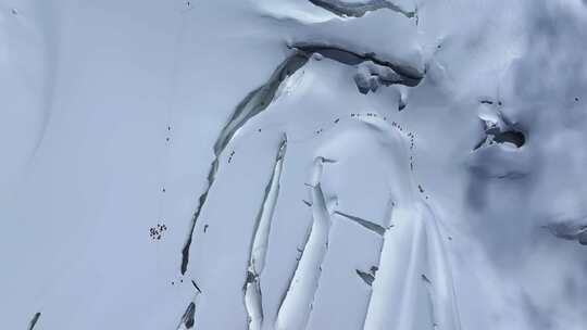 航拍冰川之父慕士塔格峰雪山的登山队