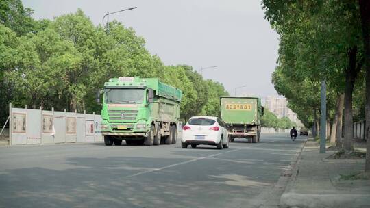 4k-绿色渣土车-道路行驶实拍