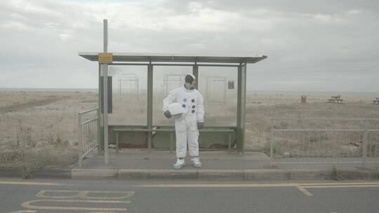 宇航员在车站等车