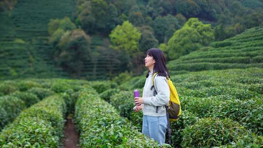 年轻活力青春女孩独自郊游踏青生态茶园