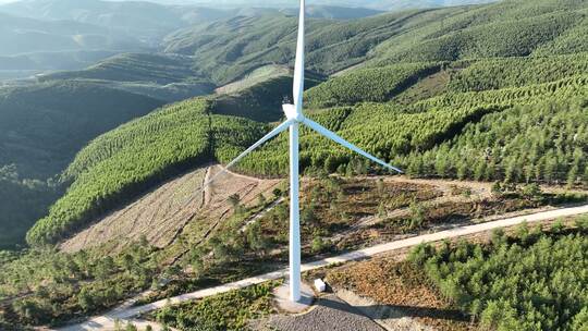 葡萄牙风力涡轮机缓慢旋转的镜头