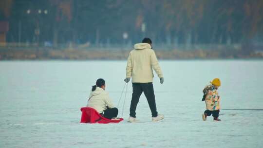 幸福一家人冬天雪场娱乐 可爱小孩 亲子游玩