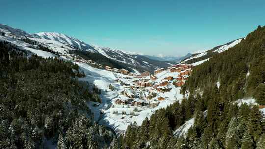 天线，滑雪场，雪地，山峰