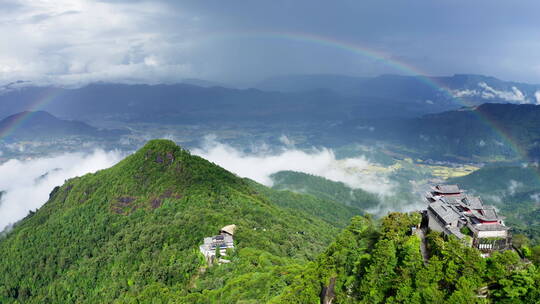 腾冲云峰山 绿色森林  雨后彩虹