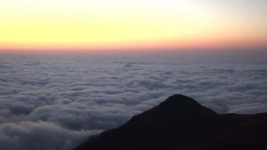 日出前的黄昏山顶上的云彩景观