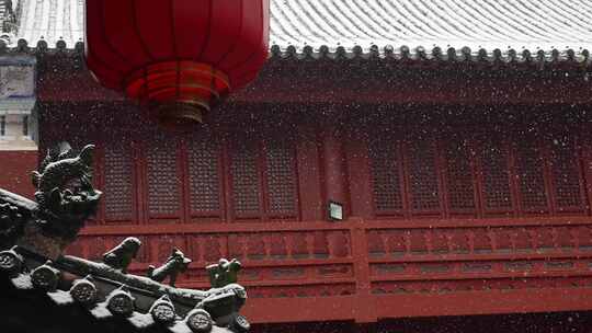 武当山紫霄宫古建筑房檐脊兽雪景红色背景