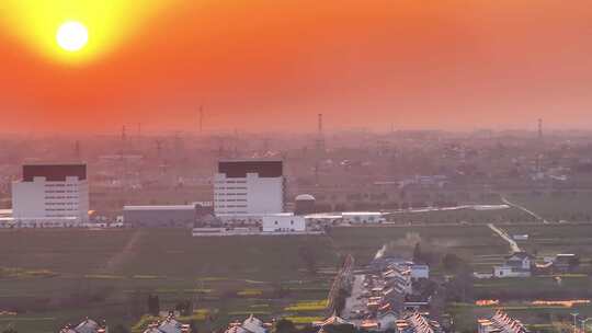 航拍夕阳落日太阳风力发电站群村庄农户平原