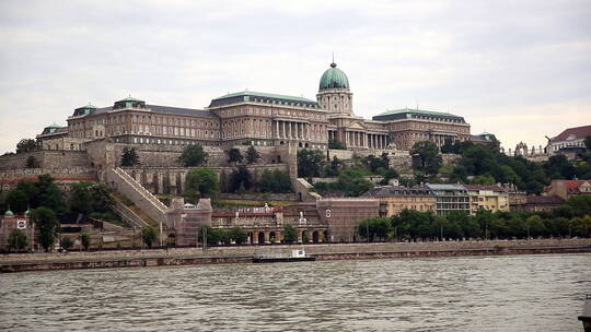 布达佩斯多瑙河岸的布达王宫(3)