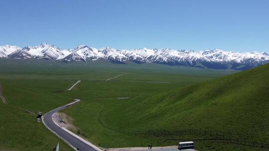 航拍新疆伊犁那拉提草原雪山绝美风光