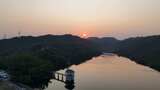 航拍水库夕阳青山绿水全景高清在线视频素材下载