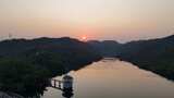航拍水库夕阳青山绿水全景高清在线视频素材下载