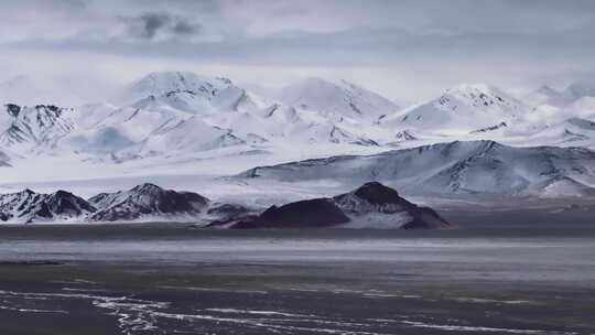 航拍新藏线上喀喇昆仑山脉雪山