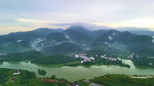 雨后湖泊水库青山云雾