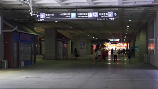 动车站出口人流地下通道车站地铁行人群旅客