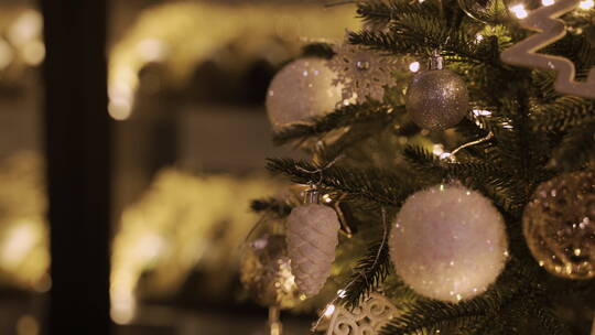 圣诞树上的装饰球视频素材模板下载