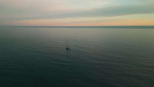 海上日落与游艇
