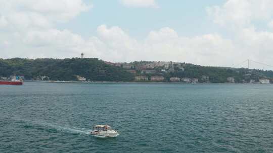 伊斯坦布尔博斯普鲁斯海峡船通过鸟瞰