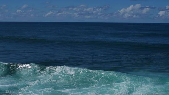 实拍海浪大浪冲击礁石白浪