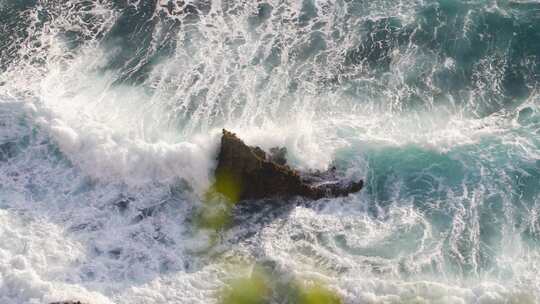 海浪潮水浪花拍打礁石视频素材模板下载