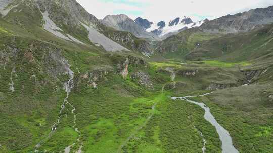 航拍川西格聂山区阿萨贡格雪山草原风光