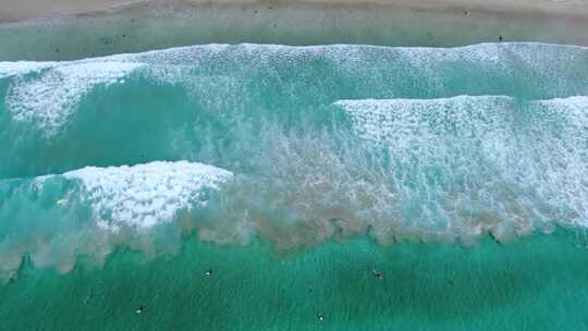 航拍清澈的海水海浪拍打沙滩海上冲浪