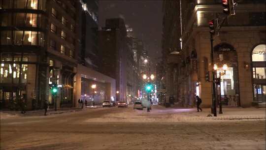特写伦敦下雪的街头和行人