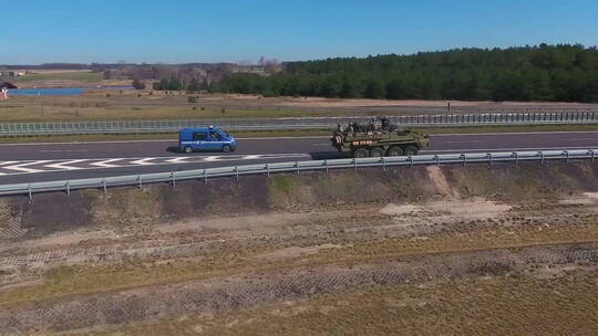 美国坦克在公路上行驶