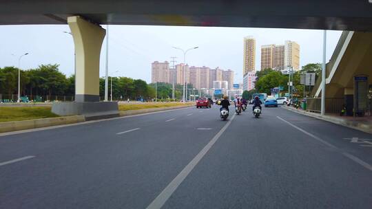马路上骑电单车 骑行第一人称视角 街景