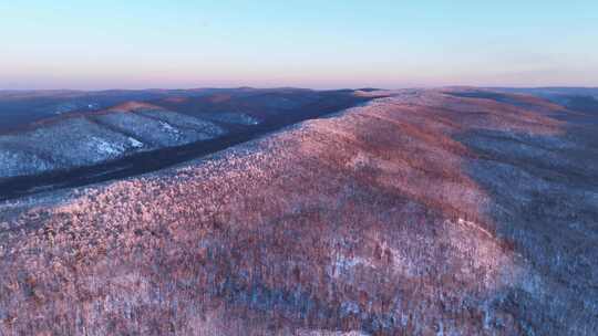 夕阳下的大兴安岭林海雪原