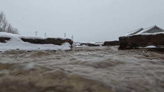 户外田园冬季下雪河水高清素材