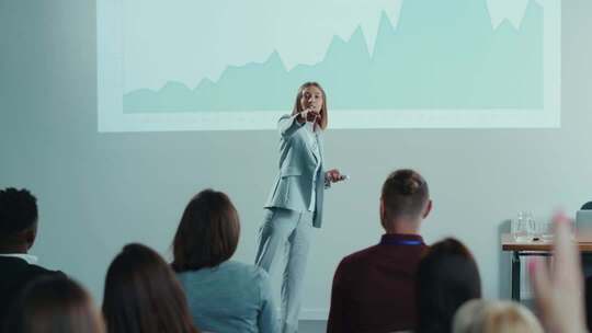 商务人士会议演讲场景