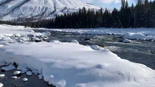 新疆喀纳斯河流 冰雪覆盖 雪山视频素材模板下载