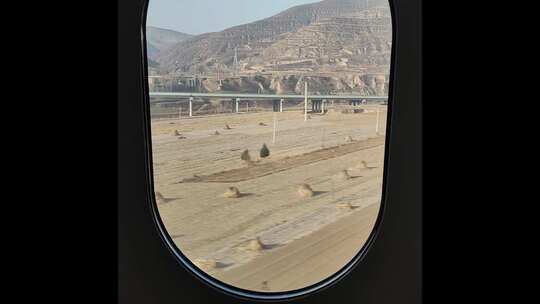 运行在黄土高原上的动车高铁内部视角