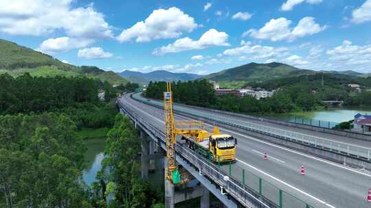 高速公路养护道路航拍高速养护公路维护车辆