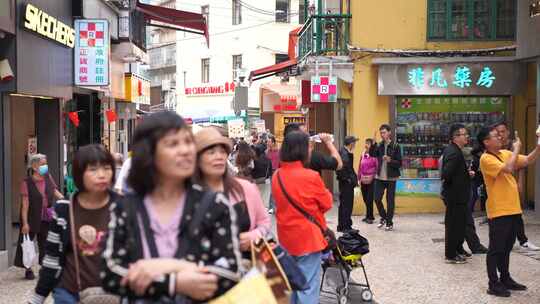 澳门大三巴街游客行人澳门街头走路第一视角