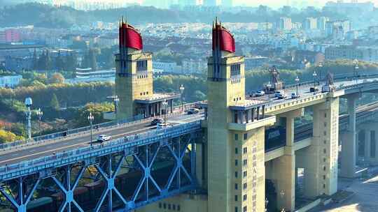 航拍清晨南京长江大桥日出车流铁路紫峰