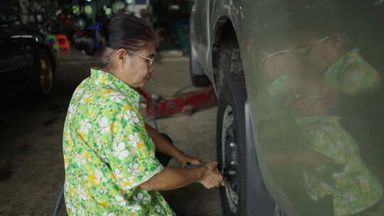 泰国女士收紧轮子上的坚果视频素材模板下载
