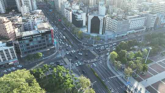 城市十字路口俯拍道路交通车流清晨道路车流