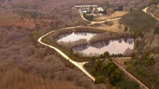 在Encoro de Villasenin附近有两个水库的林地景观上空。Dolly Forward，Tilt Do