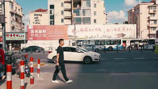 街头马路上孤单行走的男人过人行道视频素材模板下载