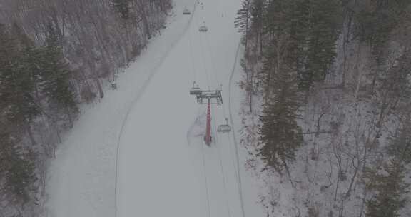 滑雪场俯瞰视角缆车与滑雪者全景