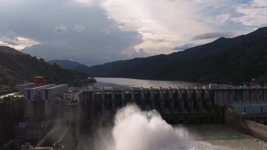 航拍水电站水库泄洪水力发电大坝开闸放水