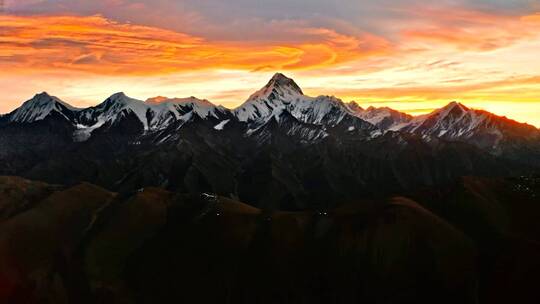 航拍贡嘎雪山