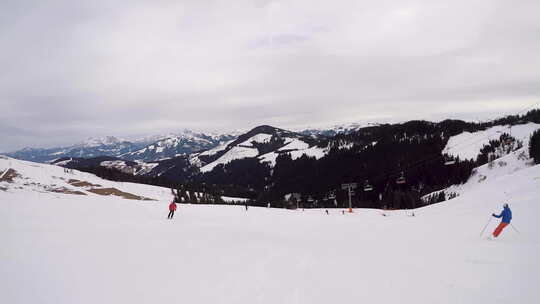 在奥地利埃尔茂的瑞士阿尔卑斯山滑雪和滑雪板滑雪度假村。视频素材模板下载