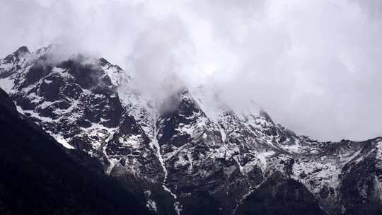 云雾缭绕的雪山山脉